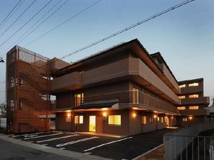夕暮れの建物外観  