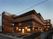 夕暮れの建物外観  