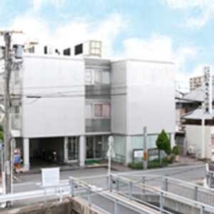 明るい建物の外観