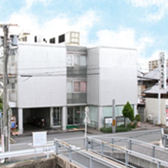 明るい建物の外観