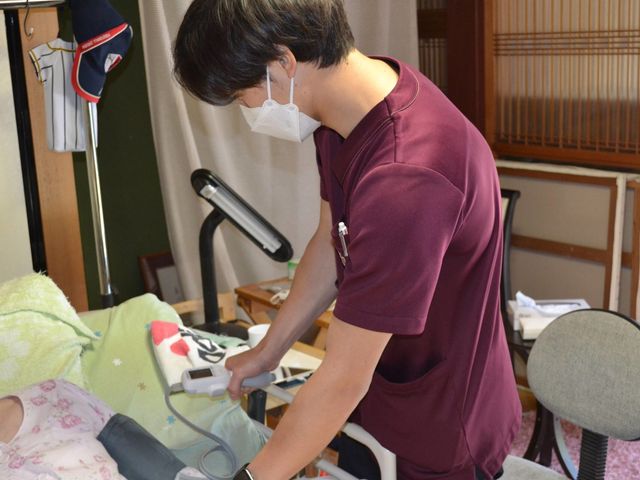 元気な介護スタッフの居室 居室 優しい笑顔で寄り添うスタッフが、健康管理を丁寧に行っております。快適な居室を確認してください。