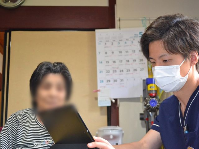 スタッフと会話する場面 スタッフイメージ スタッフが利用者と親身に対応している様子が伝わる空間です。助け合いの心が育まれる職場です。