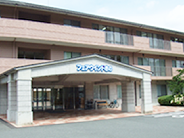 落ち着いた色合いの外観 外観 広々としたエントランスが魅力的な施設です。光が差し込むスペースで快適に働けます。