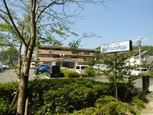 看板と駐車場の風景