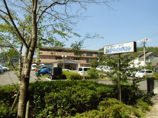 看板と駐車場の風景