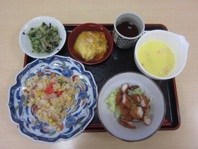 手作り感ある彩りの食事