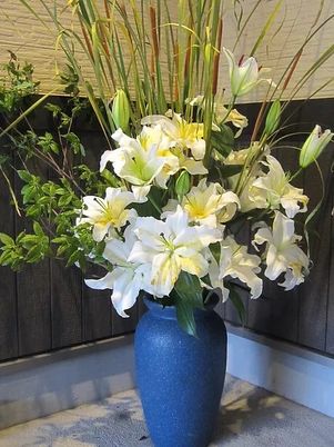 青い花瓶の華やかな花