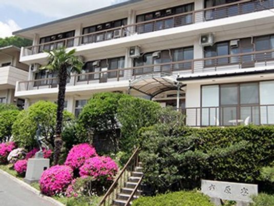 三階建ての建物外観  