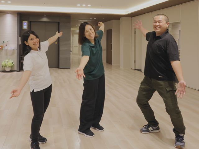活気あふれるエントランス エントランス 明るく広々としたエントランスで、スタッフが笑顔でお迎えします。リラックスした雰囲気です。