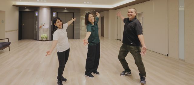 活気あふれるエントランス エントランス 明るく広々としたエントランスで、スタッフが笑顔でお迎えします。リラックスした雰囲気です。