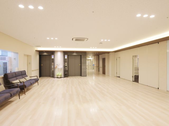 広々としたラウンジ ラウンジ 自然光が差し込む広々としたラウンジです。快適な空間で、リラックスして過ごせます。