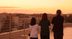 夕日を眺める人々