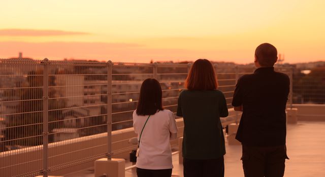 夕日を眺める人々 バルコニー 夕日をバックに、皆がバルコニーでリラックスしています。自然と触れ合うことができる空間です。