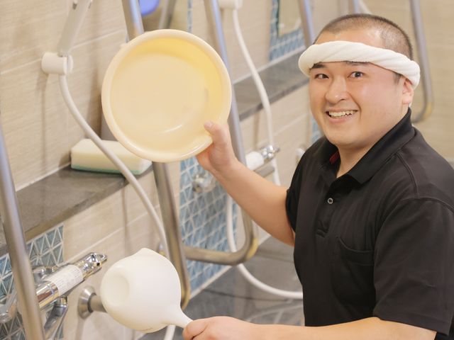 笑顔の男性がいる浴室 浴室 笑顔で快適なひとときを提供する浴室です。温かみのある空間で心地よい入浴が楽しめます。
