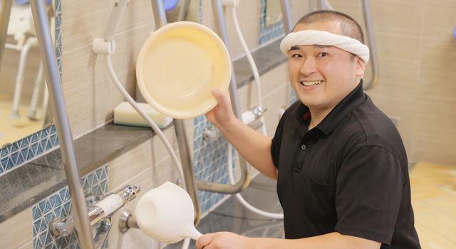 笑顔の男性がいる浴室 浴室 笑顔で快適なひとときを提供する浴室です。温かみのある空間で心地よい入浴が楽しめます。