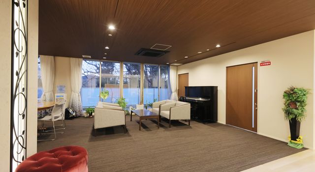 広々としたラウンジ ラウンジ 広々としたラウンジで、明るい自然光が差し込みます。快適にくつろげるスペースです。