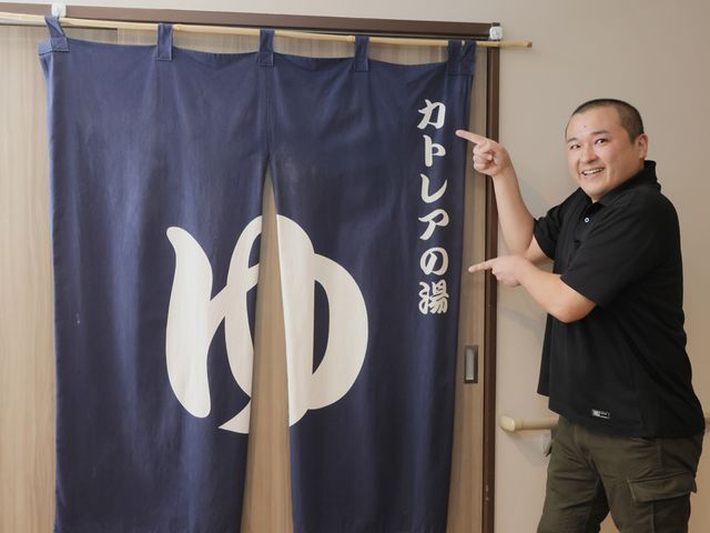 楽しげなスタッフの姿 スタッフイメージ 楽しそうな表情で働くスタッフの姿から、職場の雰囲気の良さが伝わります。