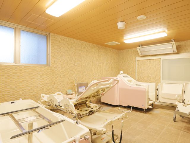 介護用浴槽の浴室 浴室 最新の介護用設備を完備した浴室です。安心して快適にご利用いただけます。