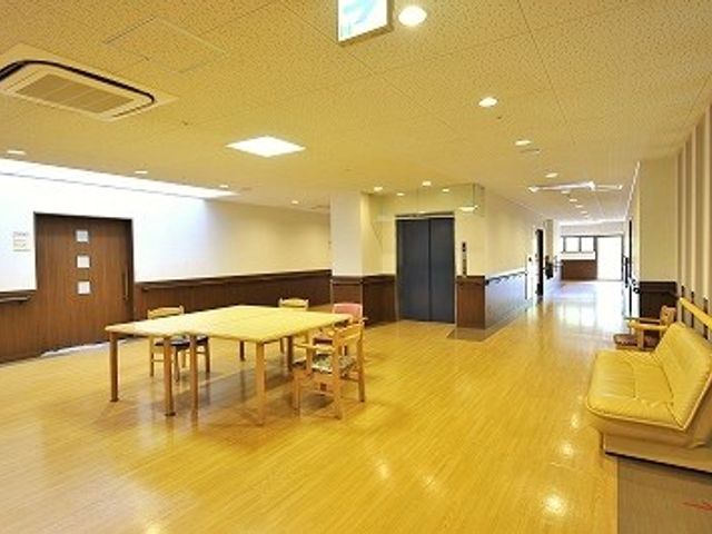 広々とした廊下 廊下 自然光が差し込む明るい廊下です。休憩スペースがあり、リラックスして過ごせます。