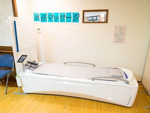 水圧マッサージ機器 機能訓練室 リラックスできる最新の水圧マッサージ機器が設置されています。肩こりなどの緩和に最適です。