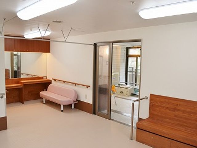 明るい空間の休憩室 休憩室 明るく広々とした休憩室で、ゆったりと過ごせる空間です。リラックスできる設備が整っています。