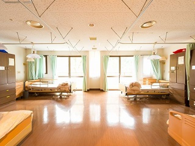 広がる明るい居室 居室 自然光が差し込む広々とした部屋で、居心地よく働けます。配置も見やすく整っています。