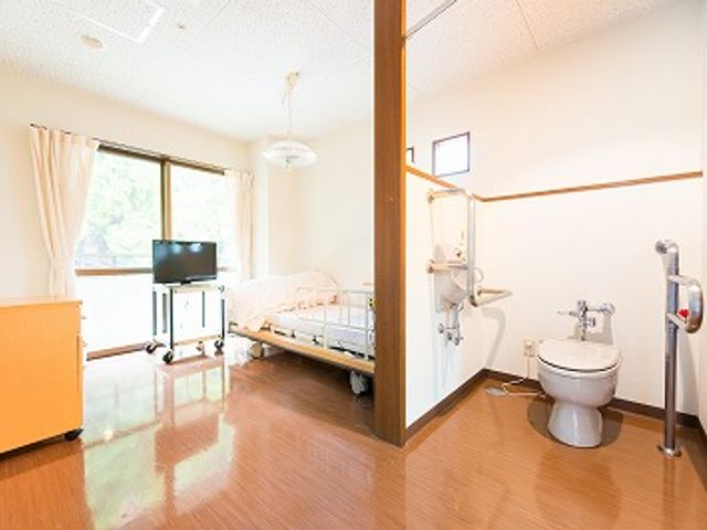 明るい居室 居室 自然光が差し込む明るいスペースで、快適に利用者様をお迎えできます。ベッドや設備も充実しています。
