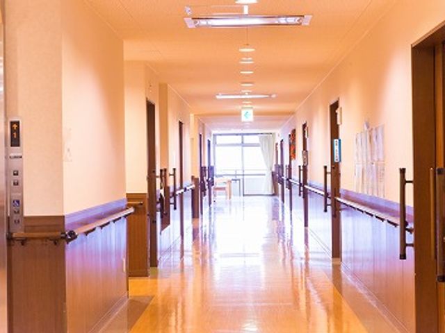明るい廊下 廊下 自然光が差し込む明るい廊下です。安全に配慮された手すりが設置されています。