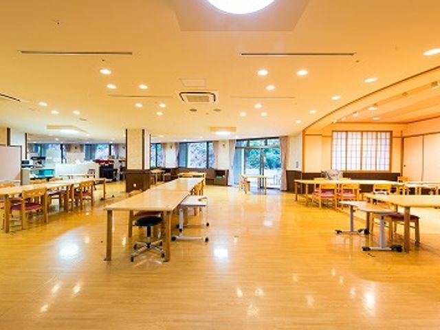 自然光が入る広間 ラウンジ 広々とした明るい空間が魅力のラウンジです。自然光が差し込み、リラックスした時間を過ごせます。