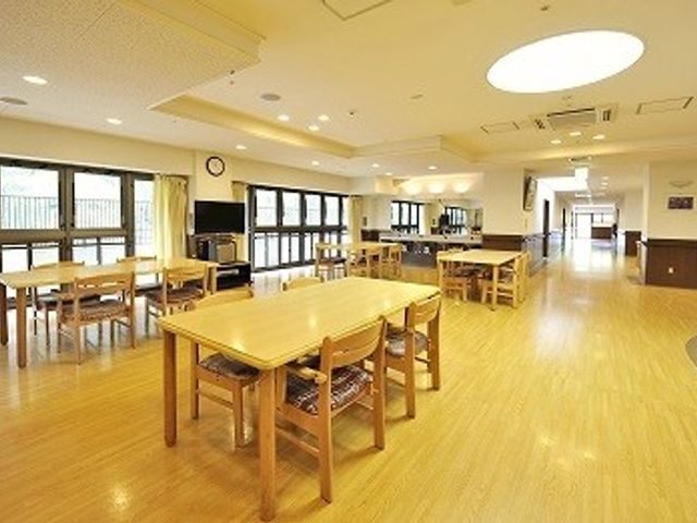 広々としたダイニングルーム ダイニングルーム 自然光がたっぷり入る広いスペースで、リラックスしながら食事を楽しむことができます。