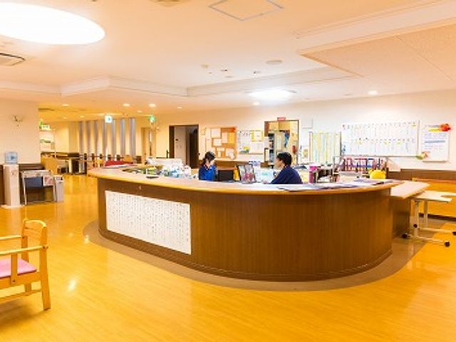 広々としたフロント受付 フロント 明るい照明のもと、広々とした空間の受付です。スタッフが常駐しており、利用者の皆様を温かく迎えます。