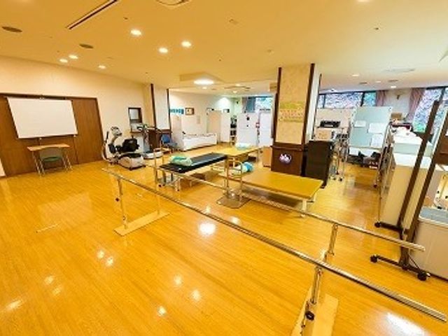 機能訓練の部屋 機能訓練室 自然光が差し込む開放的な空間です。器具を使って、リハビリに便利な環境が整っています。