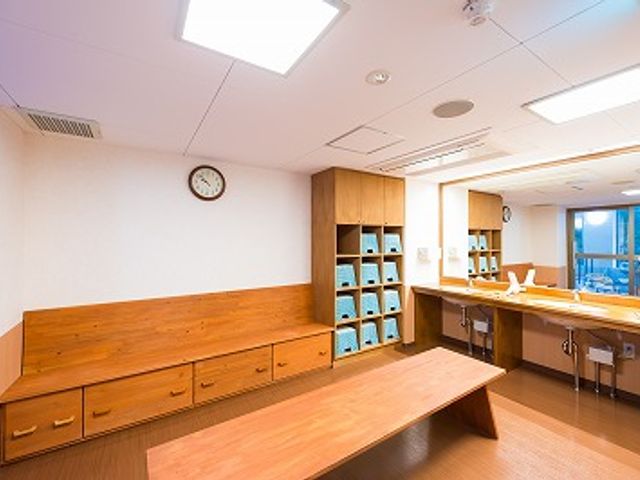 自然光の入る洗面台 洗面台 自然光が差し込む明るい場所で、開放的な雰囲気のある洗面台です。
