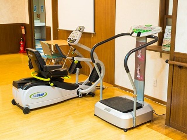 機能訓練室の機械 機能訓練室 充実した機器で日常的なトレーニングが可能です。体力維持に最適な空間になっています。