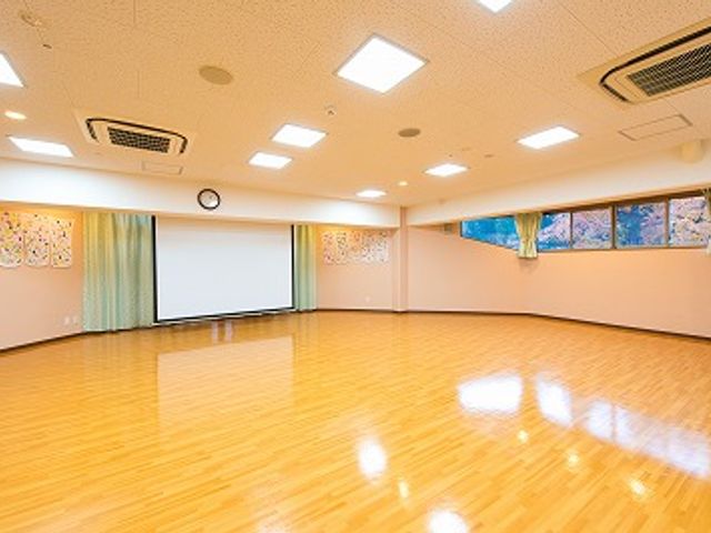 広い床の多目的室 多目的室 明るく広々とした空間で、様々な活動が可能です。自然光が差し込む快適な環境です。