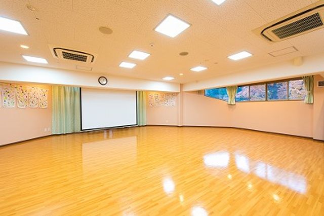 広い床の多目的室