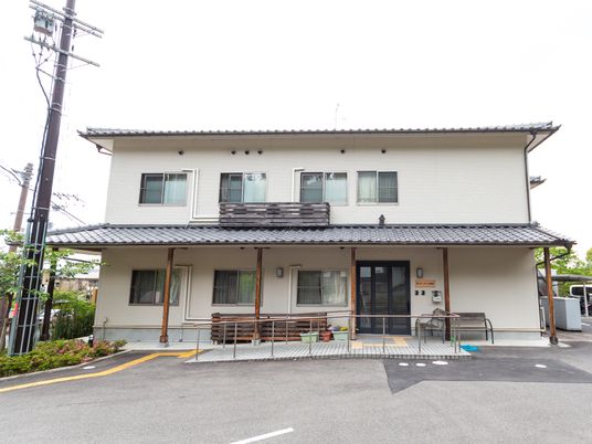 白い外壁の建物エントランス