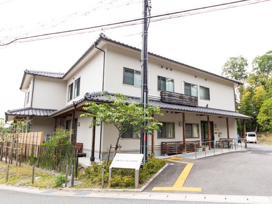 白壁のきれいな外観