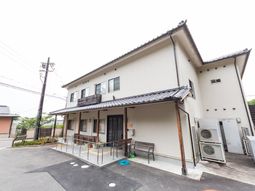 明るい外観の建物