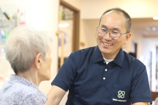 笑顔のスタッフと利用者の様子