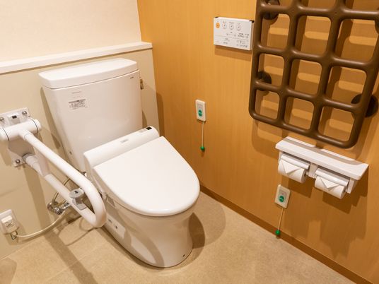 手すり付きのトイレ設備