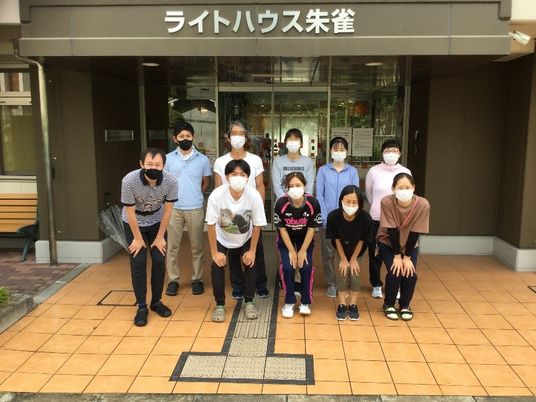 スタッフと入口