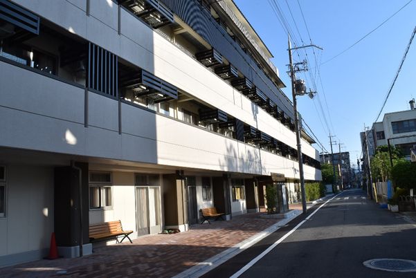 日光が差し込む外観