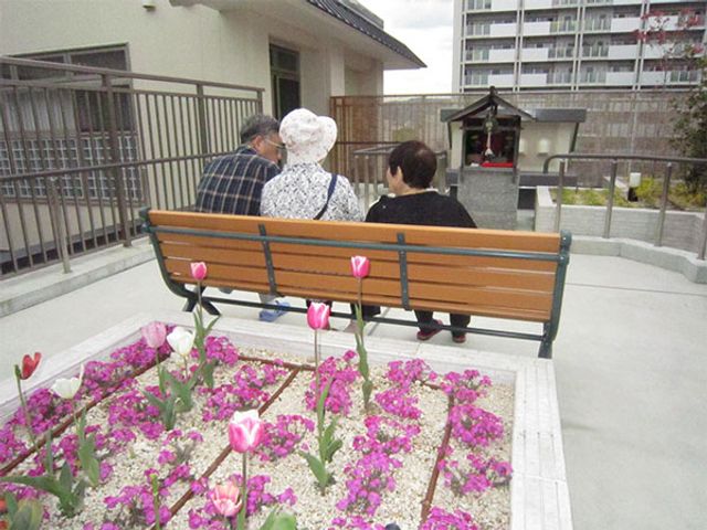 ベンチと花壇の様子