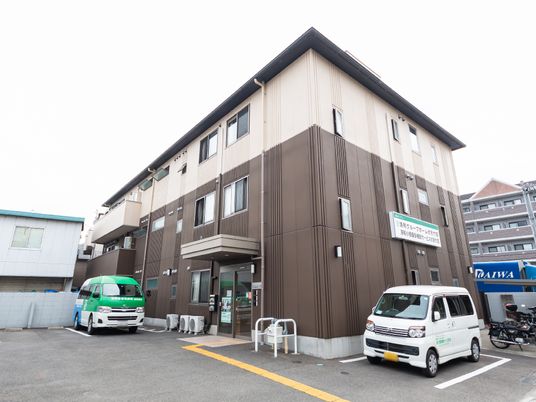 茶色の外壁の建物