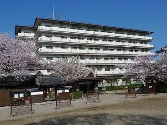 桜並木と建物の外観