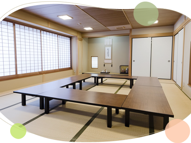 和室の多目的室 多目的室   畳敷きの広い和室に、低めの机がゆったり配置されています。落ち着いた雰囲気で、集まりやすい使い方ができそうです。