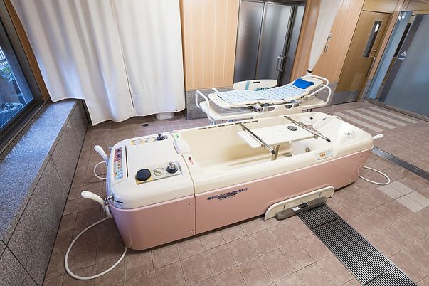 便利な浴槽がある浴室