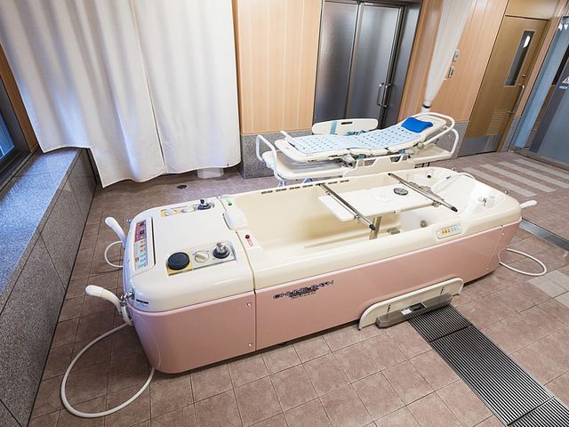 便利な浴槽がある浴室 浴室 最新の設備を備えた浴室です。安全に配慮した設計でリラックスしてご利用いただけます。