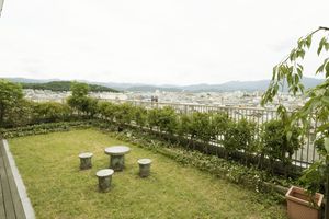 市街地が一望できる庭